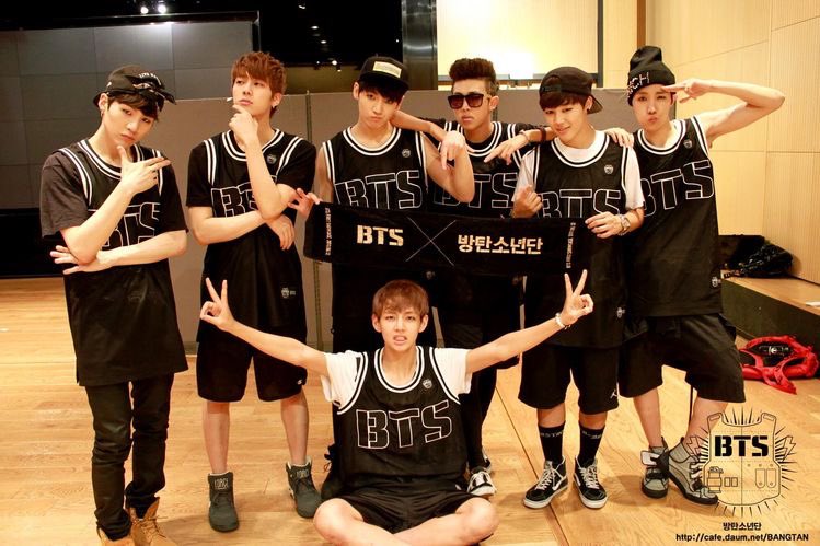 Un día como hoy hace 10 años
No saben cuánto amo a estos chicos que han llegado a mi vida a llenarla de felicidad 🥹

#10YearsWithBTS
#10yearswithBTS
#BangtanTurns10
#10YearsOfAPOBANGPO
#BulletProofingSinceADecade
#ADecadeAndCounting
#BestFriendsSince10Years
#1DecadeWithBTS