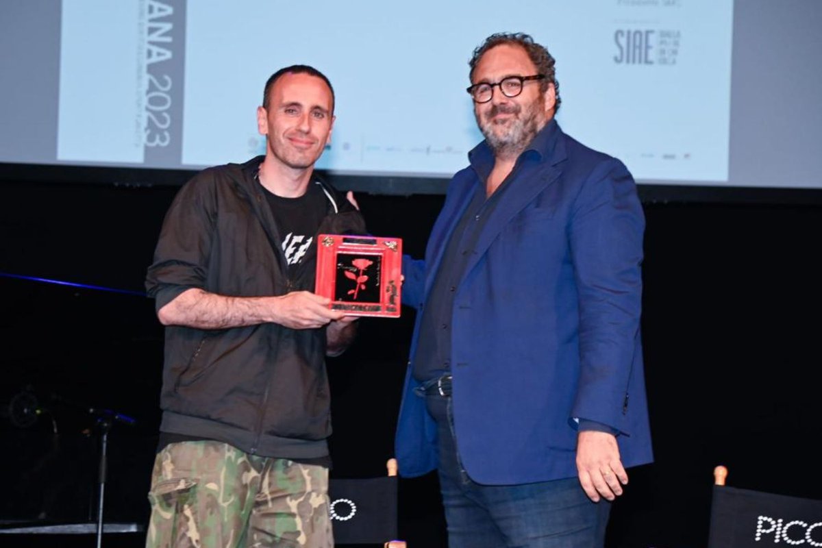 🏆“La sua originalità e il suo pensiero creativo costituiscono una chiave di accesso alternativa a un mondo sempre più complesso": ieri il Presidente Salvatore Nastasi ed Elisabetta Sgarbi hanno consegnato a <a href="/zerocalcare/">zerocalcare</a> il Premio #SIAE/La Milanesiana❣️
👉siae.it/it/notizie/zer…