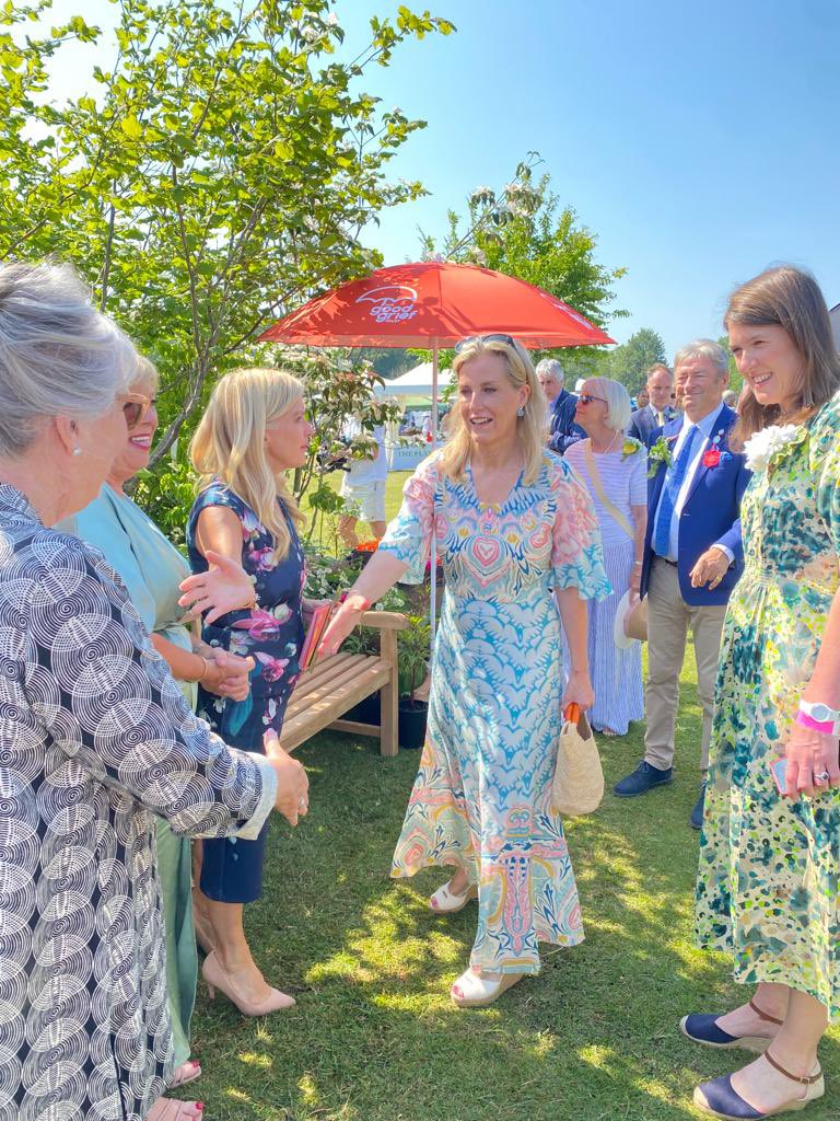 Thank you to HRH The Duchess of Edinburgh for spending time in our garden at The Royal Windsor Flower Show 🌺🌷

It was wonderful to explain our #SitwithHope campaign & hear her thoughts on the impact of grief. 

@goodgrieftrust 🧡☂️To pledge a plaque: thegoodgrieftrust.org/need-know-info…