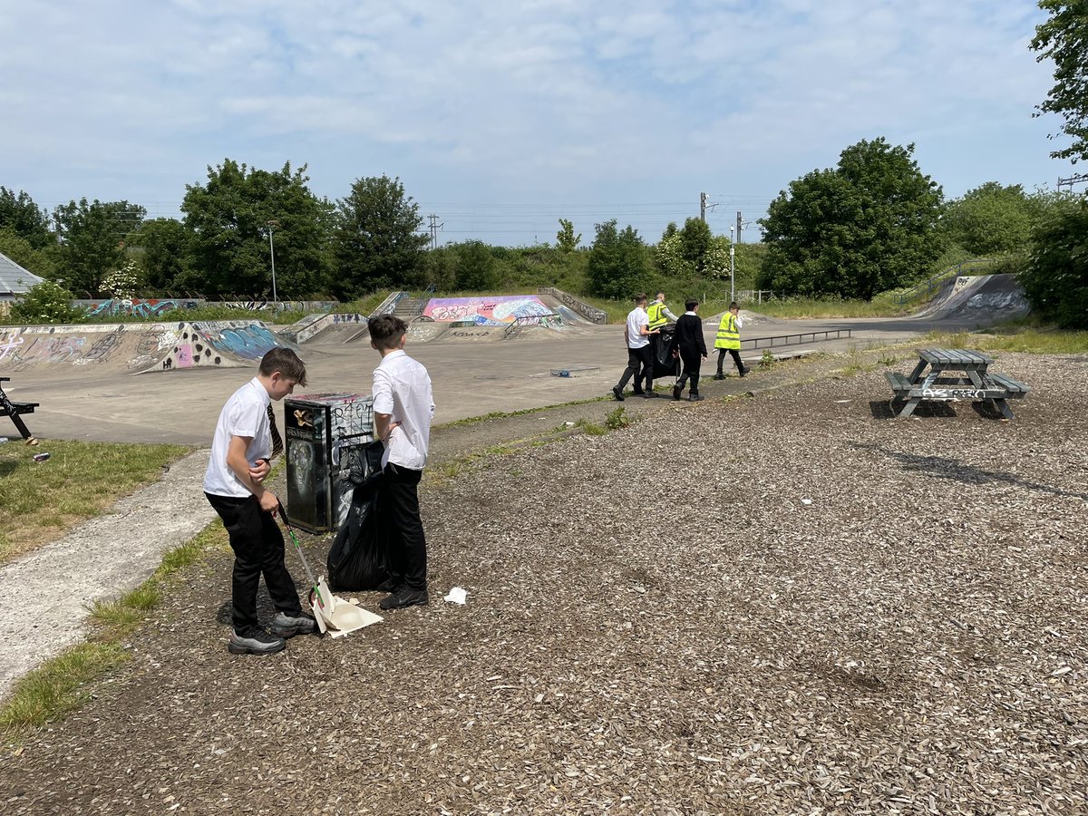 Some of our S2 pupils out clearing up the local community today. #TakePrideinFalkirk the classes managed to pick over 10kg of litter. 👏👏 all part of our Hope for the Future project.