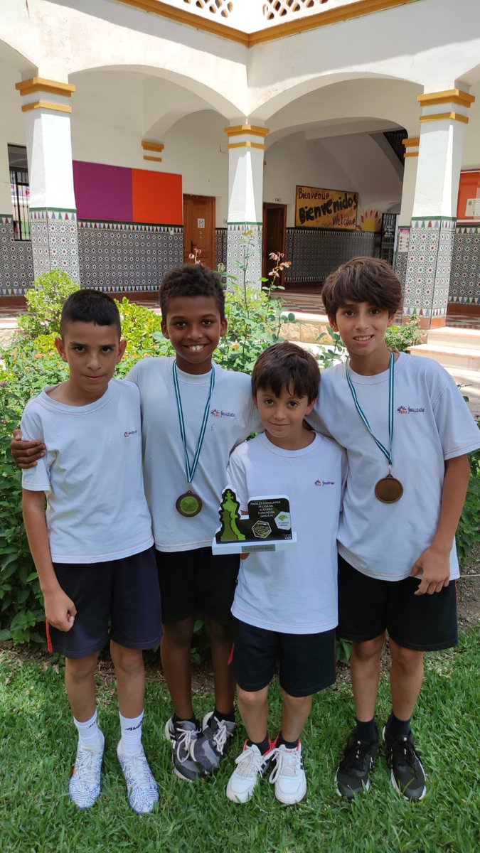 ColegioGamarra's tweet photo. ♟️ | LIGA AJEDREZ FUNDACIÓN UNICAJA

Damos la enhorabuena por el éxito en la participación en la IV Liga de Ajedrez Fundación Unicaja, en la que participan más de 240 alumnos/as de diferentes colegios de Málaga. 

#ADarloTodoJesuitinas 🧡💜 https://t.co/VMsjuSwUDM