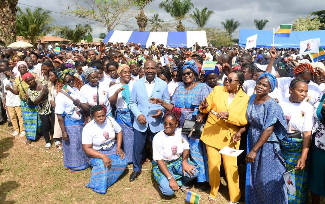 DigitalNewsGa's tweet photo. #Images | Poursuivant la 3ème journée de sa tournée républicaine entamée le 9 juin dans la province de la #Ngounié, le Président de la République, S.E.M Ali Bongo Ondimba s’est rendu le dimanche 11 juin dans la localité de #Lebamba.
#DigitalNews
#Gabon https://t.co/E0JdE5FheY