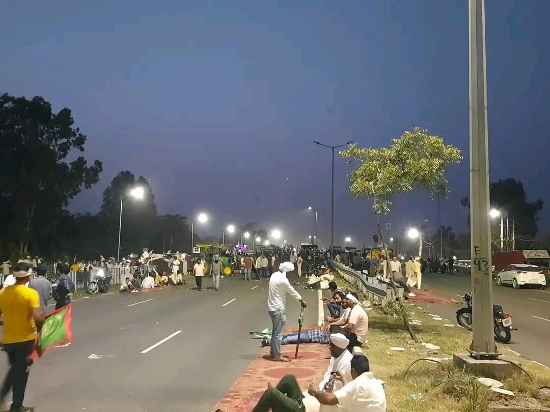 SurenSangwan's tweet photo. ये जो तुम कहते हो ना
की
" रातों के नज़ारे "
ये नज़ारे भी किसान क़ौम ही ले सकती है ।
दबया नहीं करते........!!!!!
👆🏻🌾🌻🌾🇮🇳👆🏻
#Battle4MSP
#msp_बचाओ_पिपली_आओ
#FarmersProtest
#किसानआंदोलन
#rakeshtikait #tikait #bku #charuni #chaduni #gurnamsinghcharuni #PeepliRally #GTRoad https://t.co/o1sluqiAfv