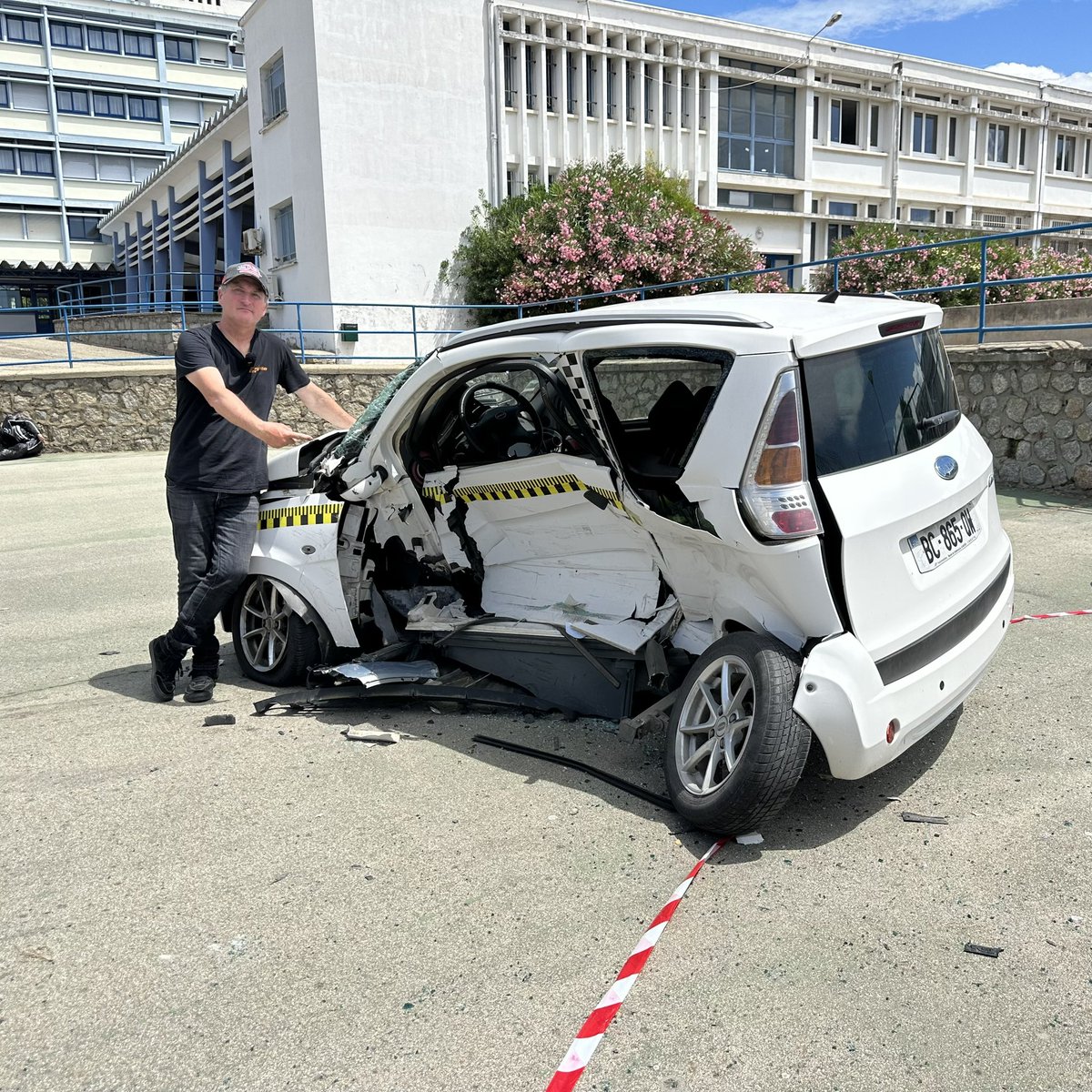 Plus de 300 élèves d’Ajaccio ont assisté au premier crashtest avec une voiture Sans Permis à 50 km/h. Cette action était organisée par le <a href="/Prefet2A/">Préfet de Corse, préfet de Corse-du-Sud</a> . <a href="/MMAssurances/">MMA</a> <a href="/RouteZerotracas/">La Route Zérotracas</a> <a href="/RoutePlusSure/">Sécurité routière</a> <a href="/BeringMoto/">Bering</a> <a href="/shark_helmets/">SHARK Helmets</a>