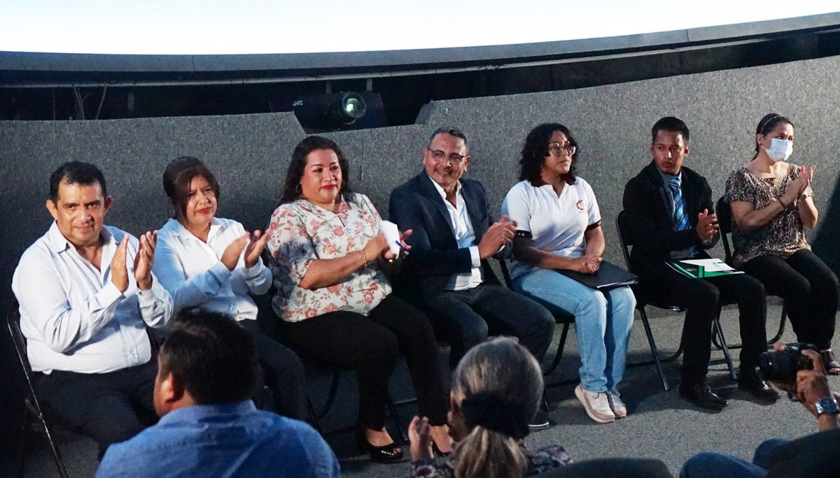 IEPCChiapas's tweet photo. La pdta @magyvila, asistió el pasado 9 de junio, al #PlanetarioTuxtla, donde se realizó la entrega de 65 becas de parte del #ICTI a estudiantes de educación media superior y superior, de distintos municipios, que realizarán el Verano de Estancias Científicas 2023. https://t.co/DEd06qfGkQ