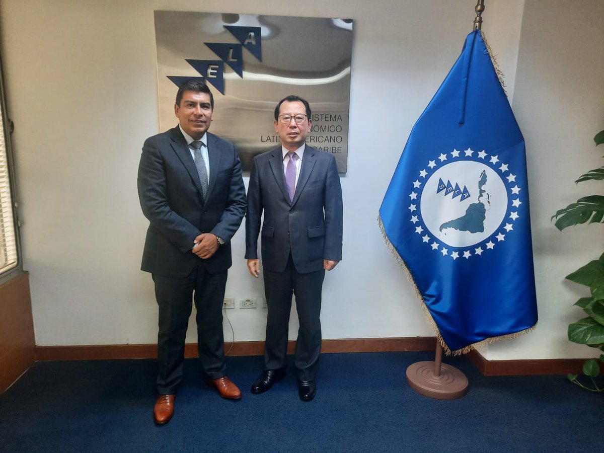 SELAInforma's tweet photo. El Secretario Permanente del #SELA, Embajador @claremsendara, sostuvo un encuentro #hoy con el Encargado de Negocios de la República de Corea, Hanuk Chung, con el propósito de fortalecer los vínculos de cooperación. https://t.co/dNp0cPAcb4