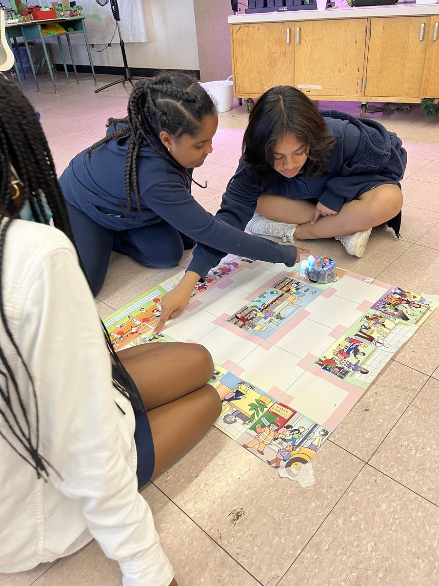 MissRuggiero's tweet image. Grade 3s had so much fun visiting the grade 6/7 class for a Bot Challenge. @STM_tcdsb @TCDSB @ms_chanty @Allen2Learning