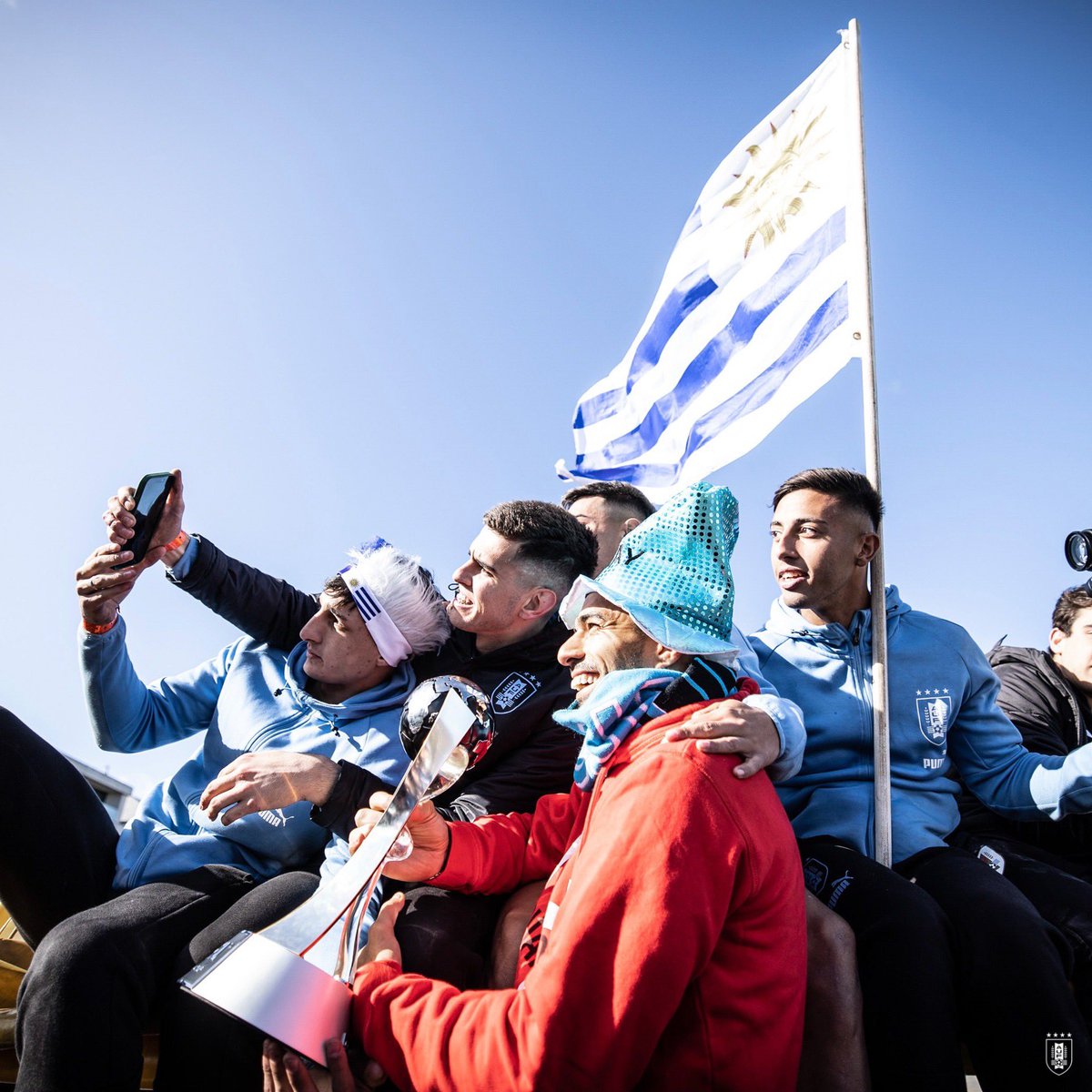 Uruguay's tweet photo. 🔫 𝐄𝐬 𝐮𝐧 𝐡𝐢𝐧𝐜𝐡𝐚 𝐦𝐚́𝐬

#ElEquipoQueNosUne https://t.co/MbiJogNmWi