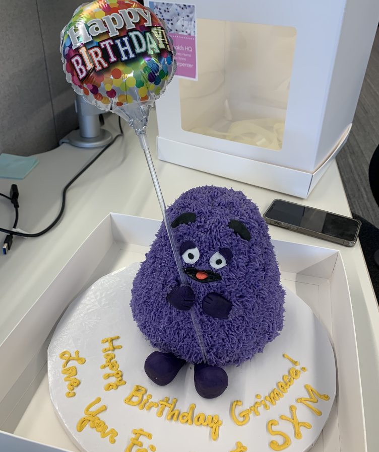 HuinGuillaume's tweet image. received this cake from a partner at the office to celebrate grimace's birthday. OBSESSED.
