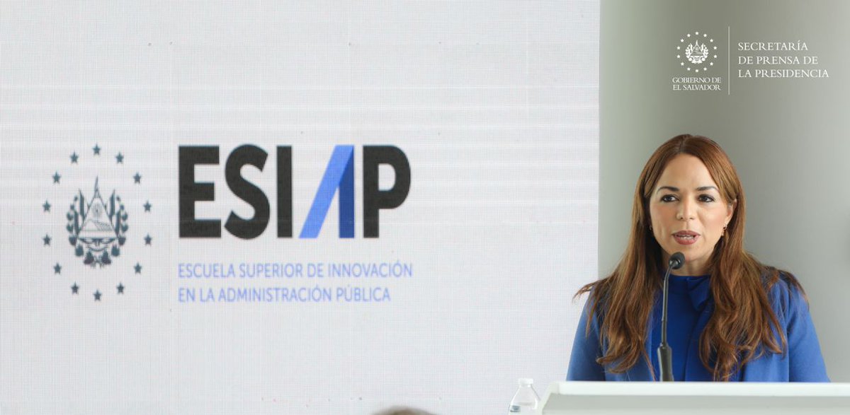 SecPrensaSV's tweet photo. #CertificaciónEnAdministraciónPública  | "Ha sido un gran trabajo que hemos realizado en los últimos tres meses, a partir del decreto firmado por nuestro Presidente @nayibbukele", dice la directora ejecutiva de la Escuela Superior de Innovación en la Administración Pública (ESIAP), Claudia de Larín. #SecretaríaDePrensa