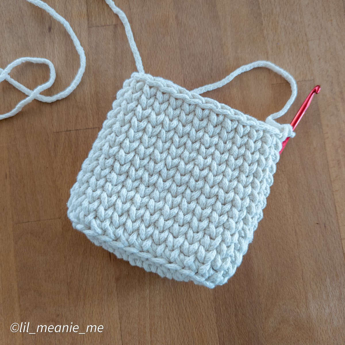 A small bag... in progress 😛 🧶👜
#crochet #crochetbag #lovecrochet #crochetfun #crochetlove #yarnlove  #crochetterapy #yarn #handmade #craft #diy #häkeln #szydełko