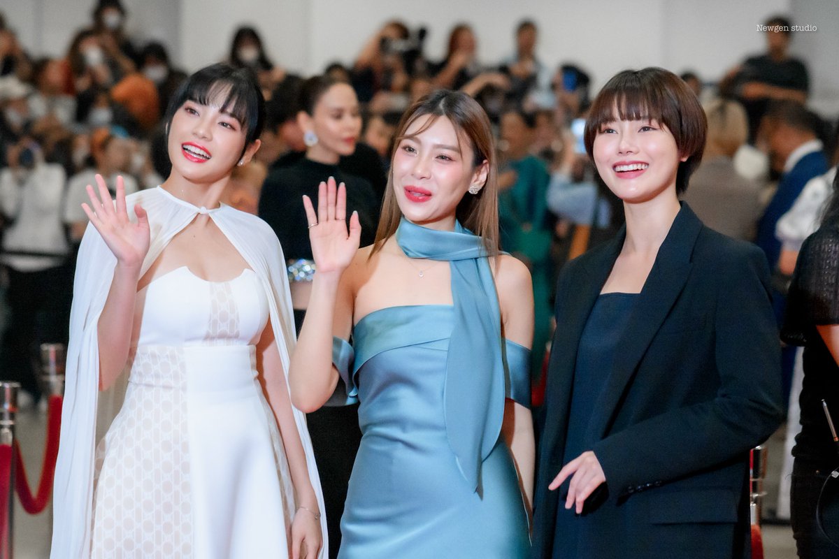 Newgenstudio48's tweet photo. Reunion 😸🍷☀️
P.s.เฌอปราง-แก้ว-มิวสิค สวยมากกก 😍💕 (2/2)
#CherprangBNK48 #CherprangAreekul #BNK48 #KaewNatruja #miusic #Newgenstudio48 #พิษสวาทเดอะมิวสิคัล #ละครเวทีเรื่องยิ่งใหญ่ https://t.co/3c2NPJ9ldx