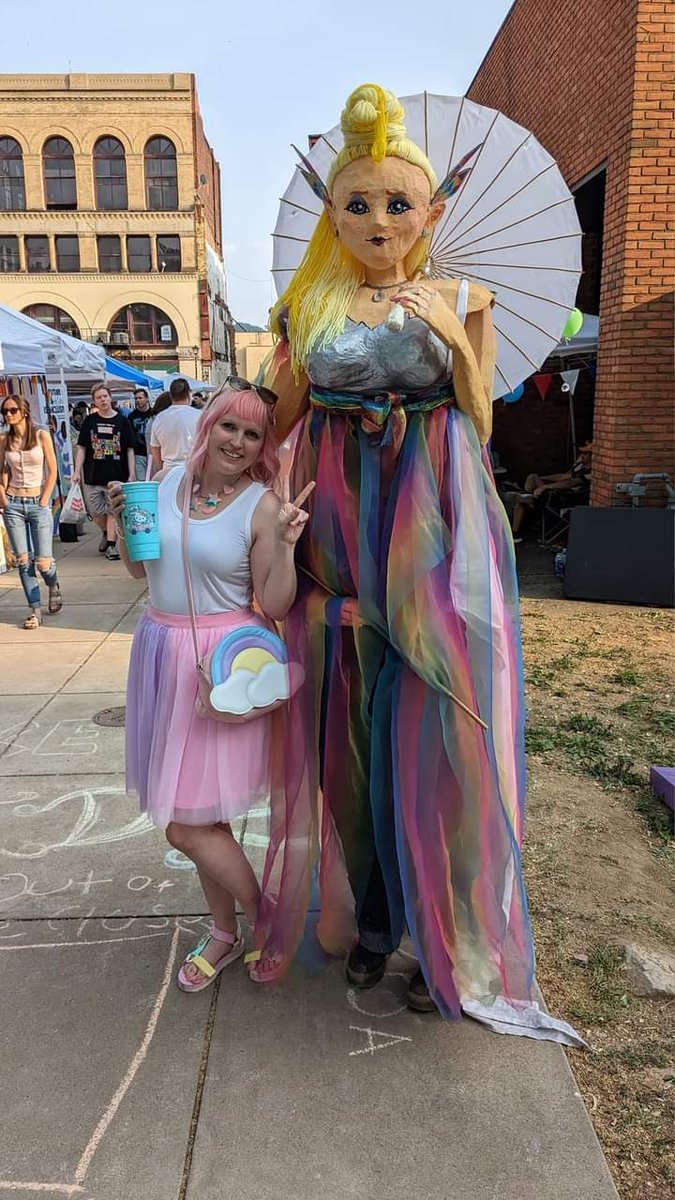 I made an 8-foot-tall puppet for Wheeling's local Pride Festival! More photos on Tumblr: horrorcheck.tumblr.com/post/719927822…