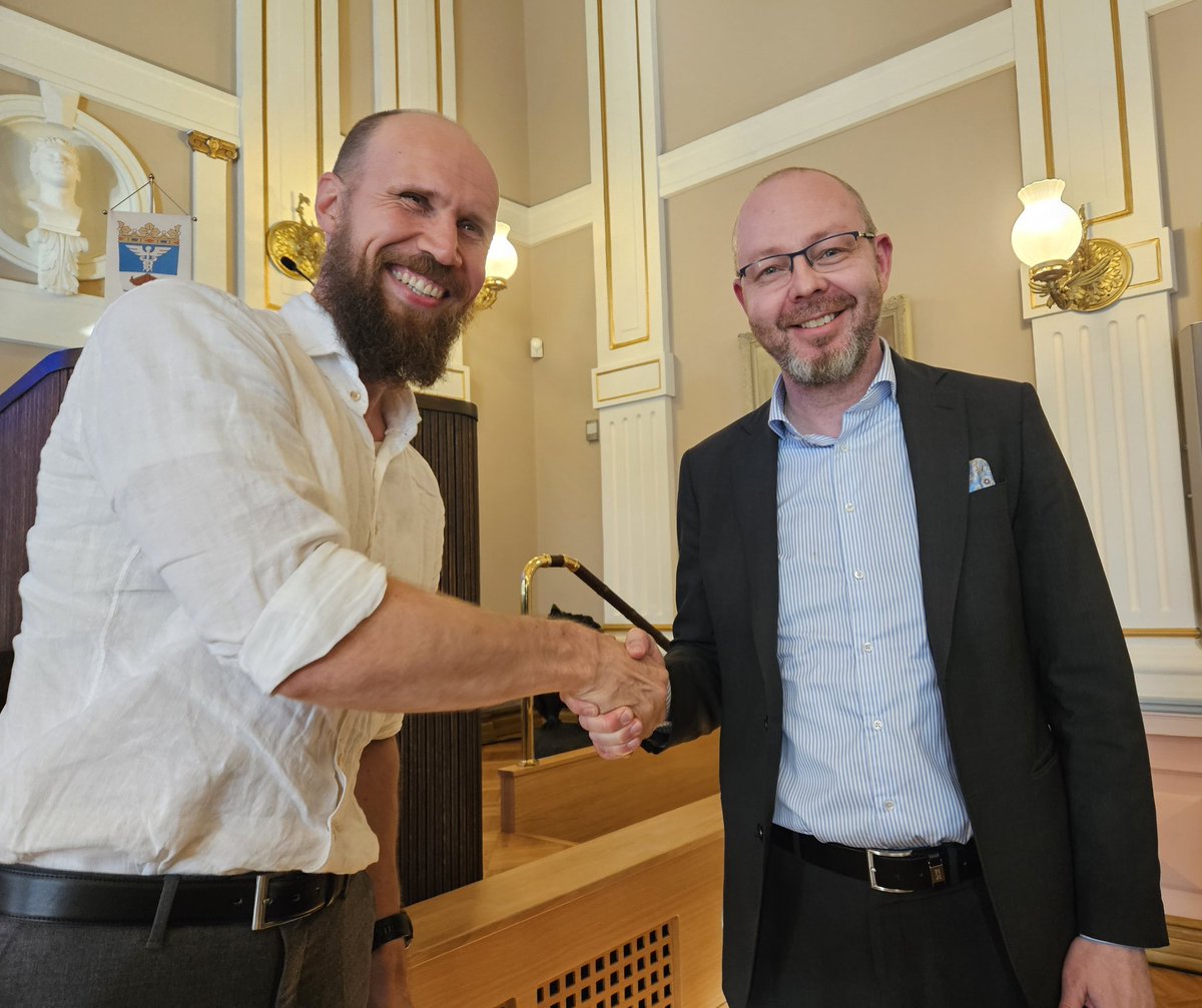 kuparinen's tweet photo. Jyväskylän kaupunginvaltuuston kokoustaessa kokousti myös naapurikunta Toivakka ja valitsi @JKLn_kaupunki valtuustosalista Touko Aallon kunnanjohtajakseen. Jyväskylän kokoustauolla kättelivät tuoreet kunnanjohtajakollegat @ToukoAalto ja @tkoivisto_jkl . Onnea Touko ja @toivakan ! https://t.co/MXcjDdj78i