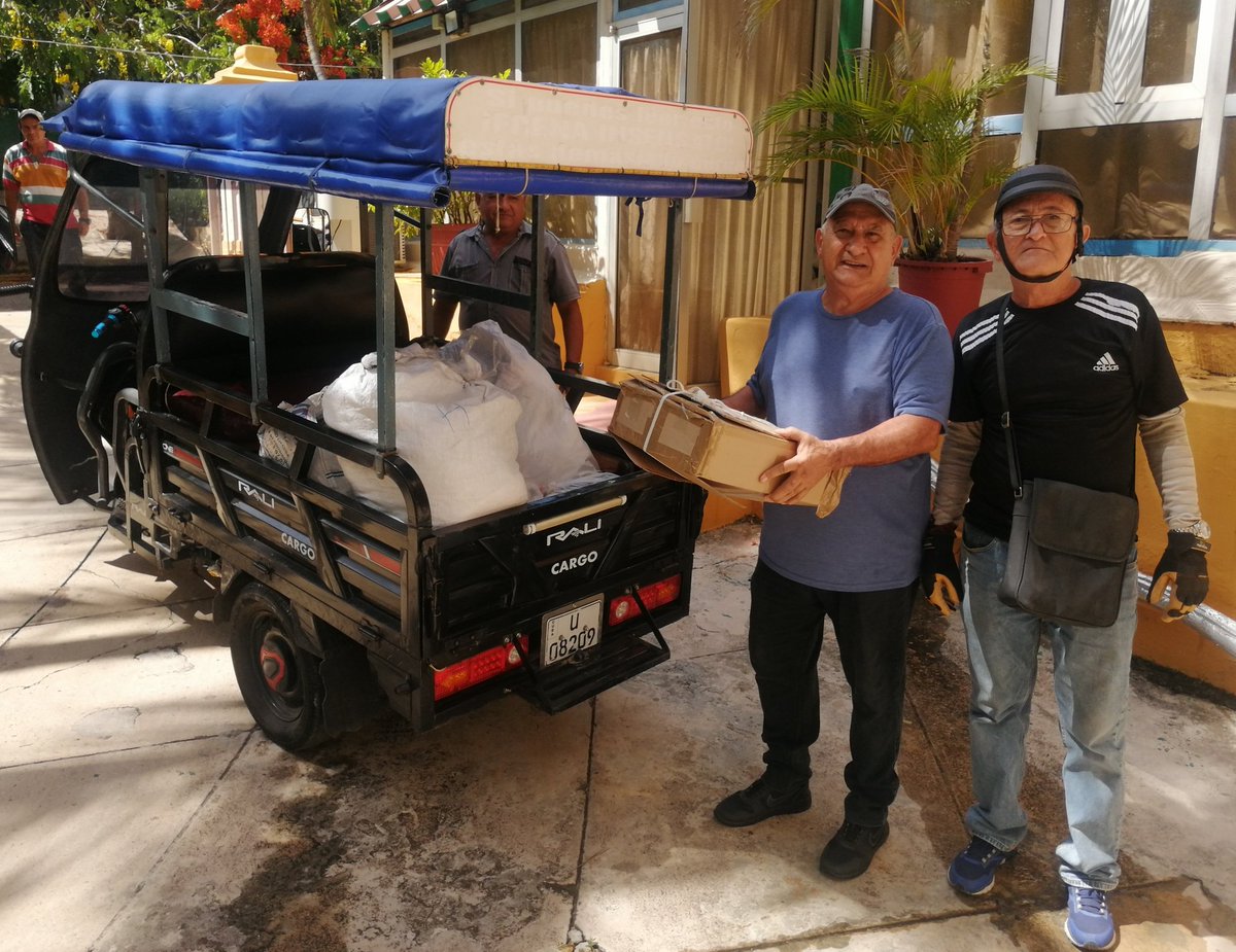 GHNordelo5's tweet photo. Continúan llegando cederistas a las sedes de los #CDRCuba con donaciones para las provincias afectadas por las lluvias. #FuerzaCuba #Cuba #SomosDelBarrio https://t.co/SlqzgMYbbD