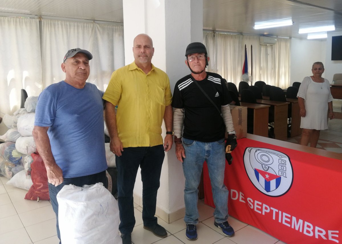 GHNordelo5's tweet photo. Continúan llegando cederistas a las sedes de los #CDRCuba con donaciones para las provincias afectadas por las lluvias. #FuerzaCuba #Cuba #SomosDelBarrio https://t.co/SlqzgMYbbD