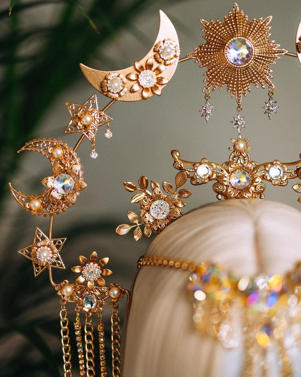 archivedlooks's tweet photo. Moon Child Halo from Carbickova Crowns https://t.co/yFtOwzoOjv