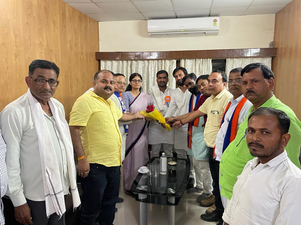 आज सर्किट हाउस गोरखपुर में <a href="/ApnaDalOfficial/">Apna Dal (S)</a> पार्टी पदाधिकारियों से भेंट-संवाद करते हुए।