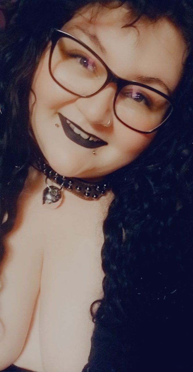 Hexiisaurus's tweet photo. #goth #gothgirl #blacklipstick #chubbygoth #THICK #chubbygothgirl https://t.co/0yVjN6jjB5