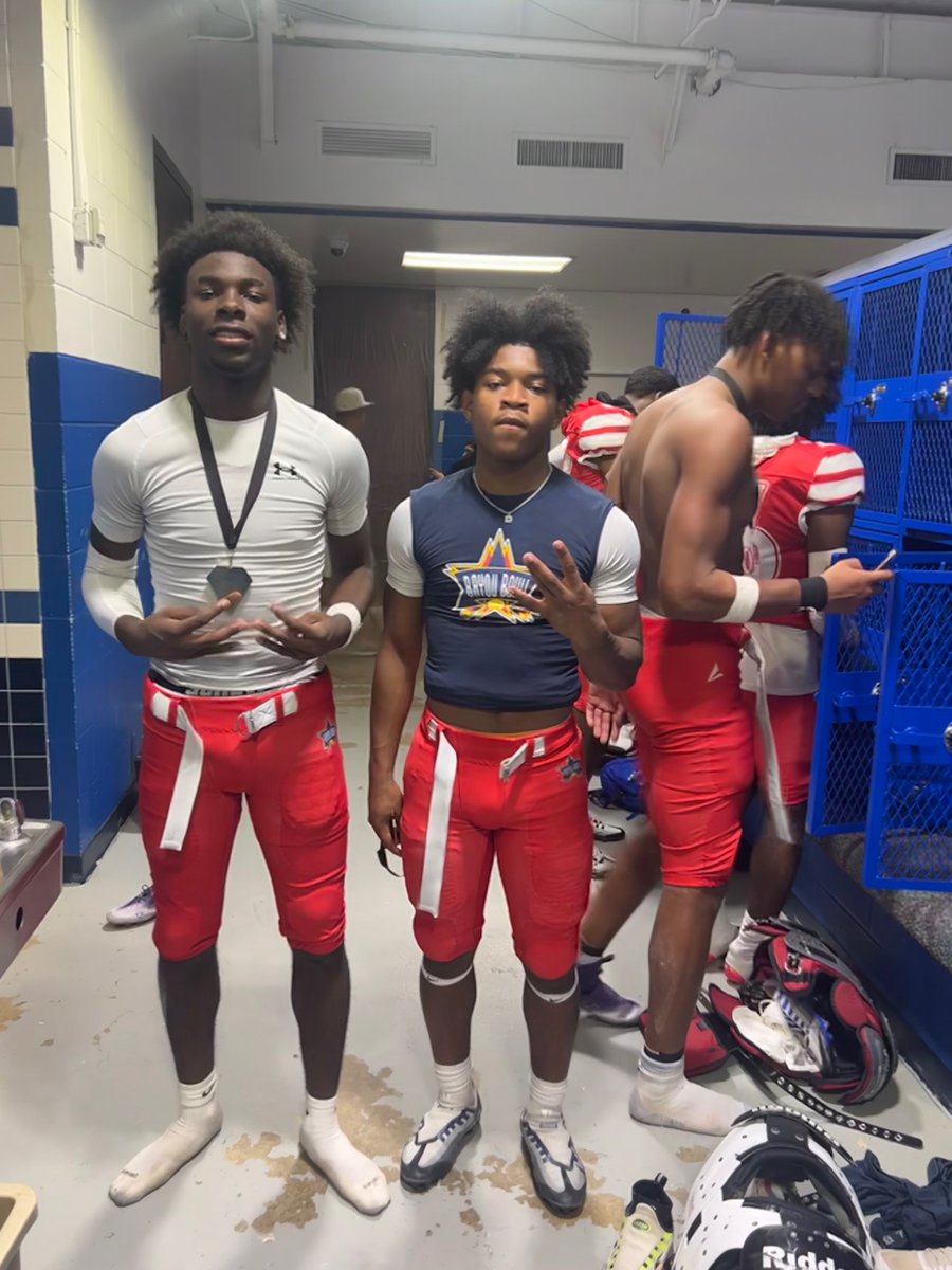 derioncrooms's tweet photo. Had a great time playing in the bayou bowl and experiencing new things. And most of all we came out with the W!! Now on to College Ball💚 https://t.co/GZICm8s1B7