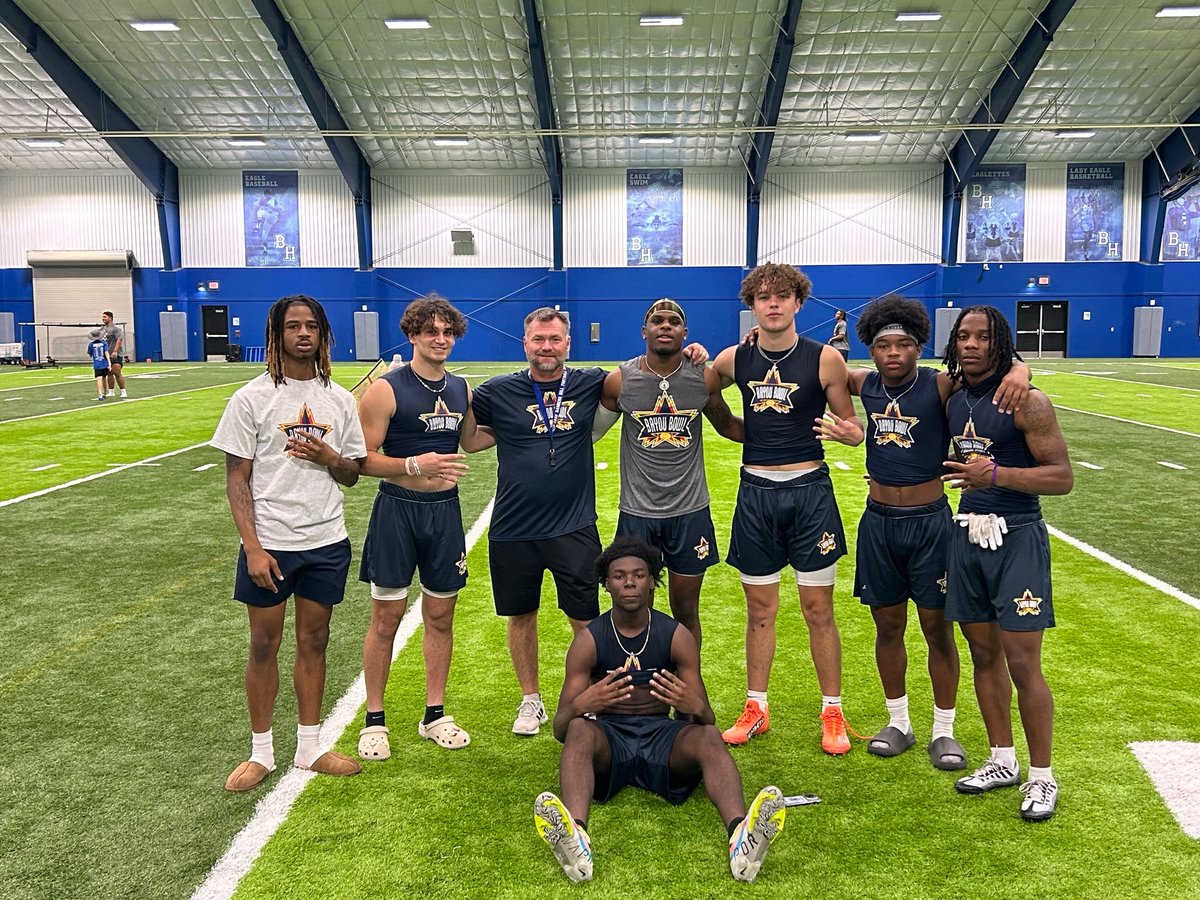 derioncrooms's tweet photo. Had a great time playing in the bayou bowl and experiencing new things. And most of all we came out with the W!! Now on to College Ball💚 https://t.co/GZICm8s1B7
