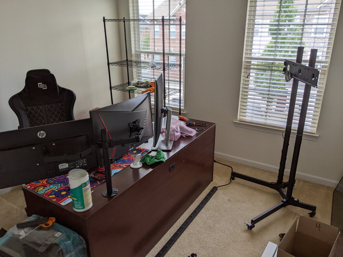 J_Hobz's tweet image. New office, who dis