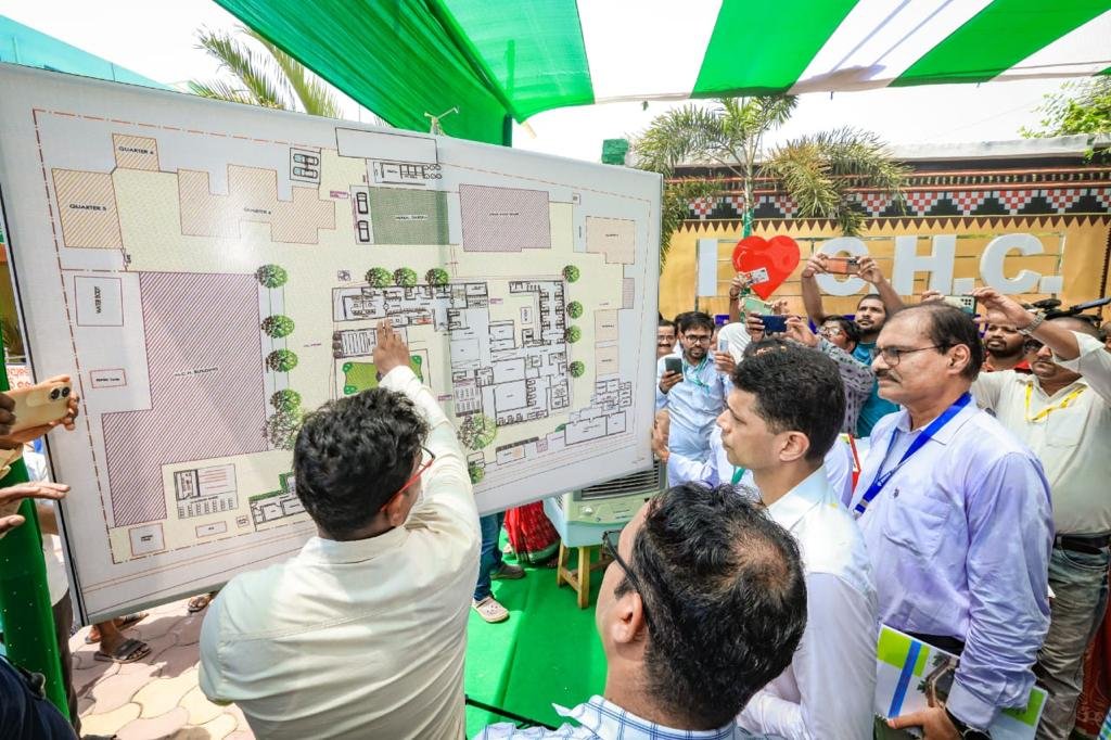 CMO_Odisha's tweet photo. ମୁଖ୍ୟମନ୍ତ୍ରୀ ଶ୍ରୀ @Naveen_Odisha ଙ୍କ ନିର୍ଦ୍ଦେଶ କ୍ରମେ ଭଦ୍ରକ ଗସ୍ତରେ ଥିବା #5T ସଚିବ ଶ୍ରୀ ଭି.କେ. ପାଣ୍ଡିଆନ ୨ୟ ଦିନରେ ଚାନ୍ଦବାଲି, ବାସୁଦେବପୁର, ଧାମନଗର, ଭଣ୍ଡାରିପୋଖରୀ ଅନ୍ତର୍ଗତ ବିଭିନ୍ନ ସ୍ଥାନ ଗସ୍ତ କରିଛନ୍ତି। ଏହି ଅବସରରେ ସେ ବିଭିନ୍ନ  ବିକାଶମୂଳକ କାର୍ଯ୍ୟର ଅଗ୍ରଗତି ସହ ବହୁ ପ୍ରକଳ୍ପର ସମୀକ୍ଷା କରିଛନ୍ତି। https://t.co/xJInwWE74t
