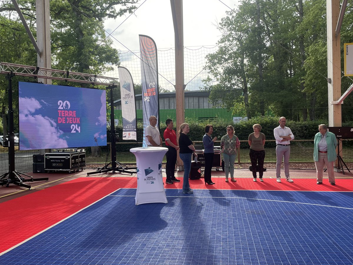 CREPS86's tweet image. Accueil officiel de la délégation chinoise de #basket3x3 féminine qui sera présente au CREPS de Poitiers jusqu’au 26 août 🏀

« Votre présence représente la force d’un territoire, avec @Grand_Poitiers et @departement86, pour attirer les meilleurs » @refrancomme