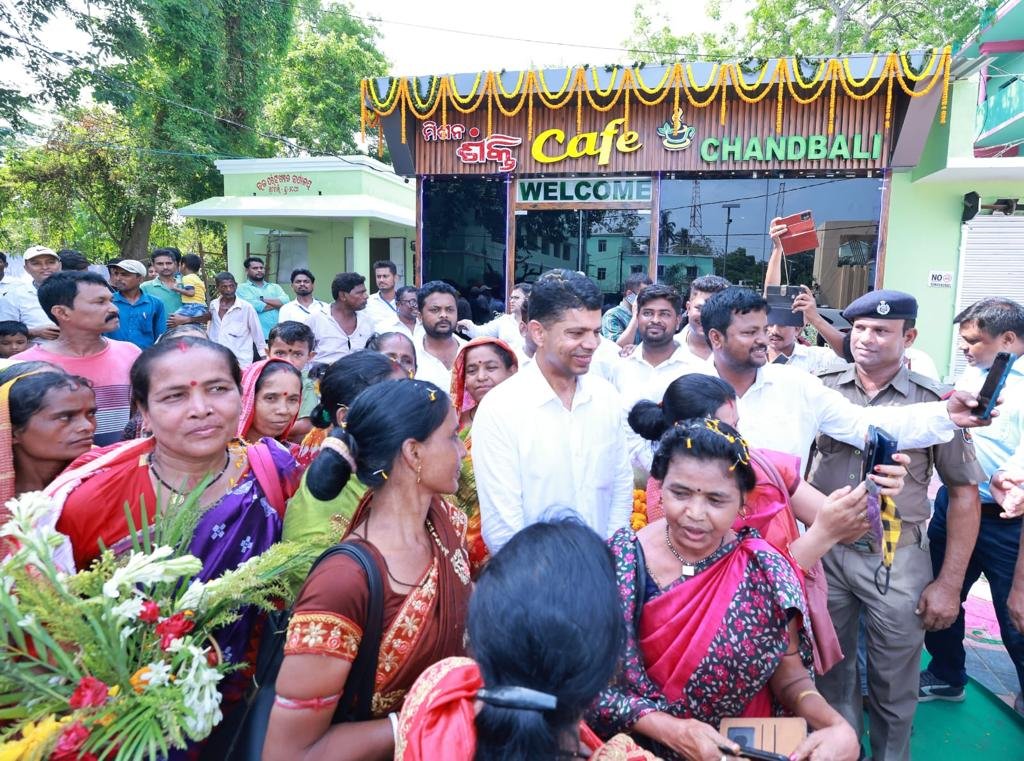 CMO_Odisha's tweet photo. ମୁଖ୍ୟମନ୍ତ୍ରୀ ଶ୍ରୀ @Naveen_Odisha ଙ୍କ ନିର୍ଦ୍ଦେଶ କ୍ରମେ ଭଦ୍ରକ ଗସ୍ତରେ ଥିବା #5T ସଚିବ ଶ୍ରୀ ଭି.କେ. ପାଣ୍ଡିଆନ ୨ୟ ଦିନରେ ଚାନ୍ଦବାଲି, ବାସୁଦେବପୁର, ଧାମନଗର, ଭଣ୍ଡାରିପୋଖରୀ ଅନ୍ତର୍ଗତ ବିଭିନ୍ନ ସ୍ଥାନ ଗସ୍ତ କରିଛନ୍ତି। ଏହି ଅବସରରେ ସେ ବିଭିନ୍ନ  ବିକାଶମୂଳକ କାର୍ଯ୍ୟର ଅଗ୍ରଗତି ସହ ବହୁ ପ୍ରକଳ୍ପର ସମୀକ୍ଷା କରିଛନ୍ତି। https://t.co/xJInwWE74t