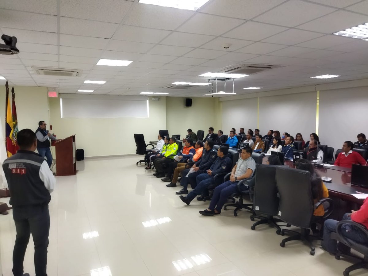 ECU911Ambato's tweet photo. [IMPORTANTE]

El Centro Zonal #ECU911 #Ambato a través del #CZ3, @UvidiaJorge la entrega de reconocimientos bimensuales al personal operativo y de instituciones articuladas que se destacaron en sus labores en la atención y coordinación de emergencias.

#911EsMásQueUnNúmero https://t.co/5nB7N7u7vb