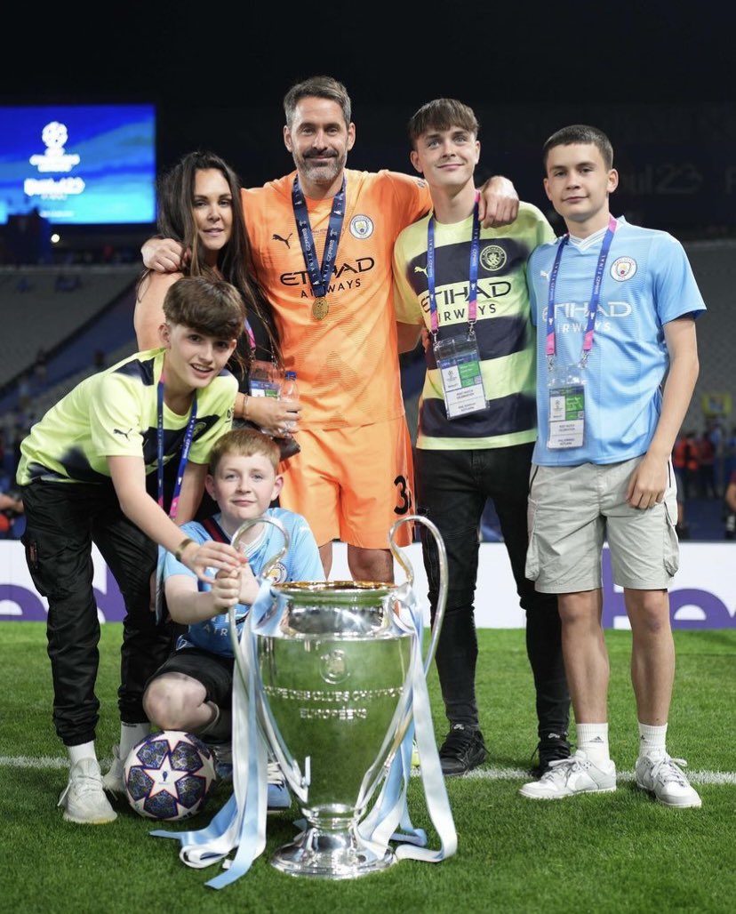CMCelticFC's tweet photo. 🍀 TREBLE WINNER 🏆🏆🏆🍀

TWO time Champions League Winner🏅🏅

Massive Congratulations to our own @SCarsonOfficial and @ManCity on winning Champions League in Instanbul winning 1-0 vs Inter Milan. 

Scott enjoying the celebrations with family 🍀💚⚽️ https://t.co/by7dLLzLAC