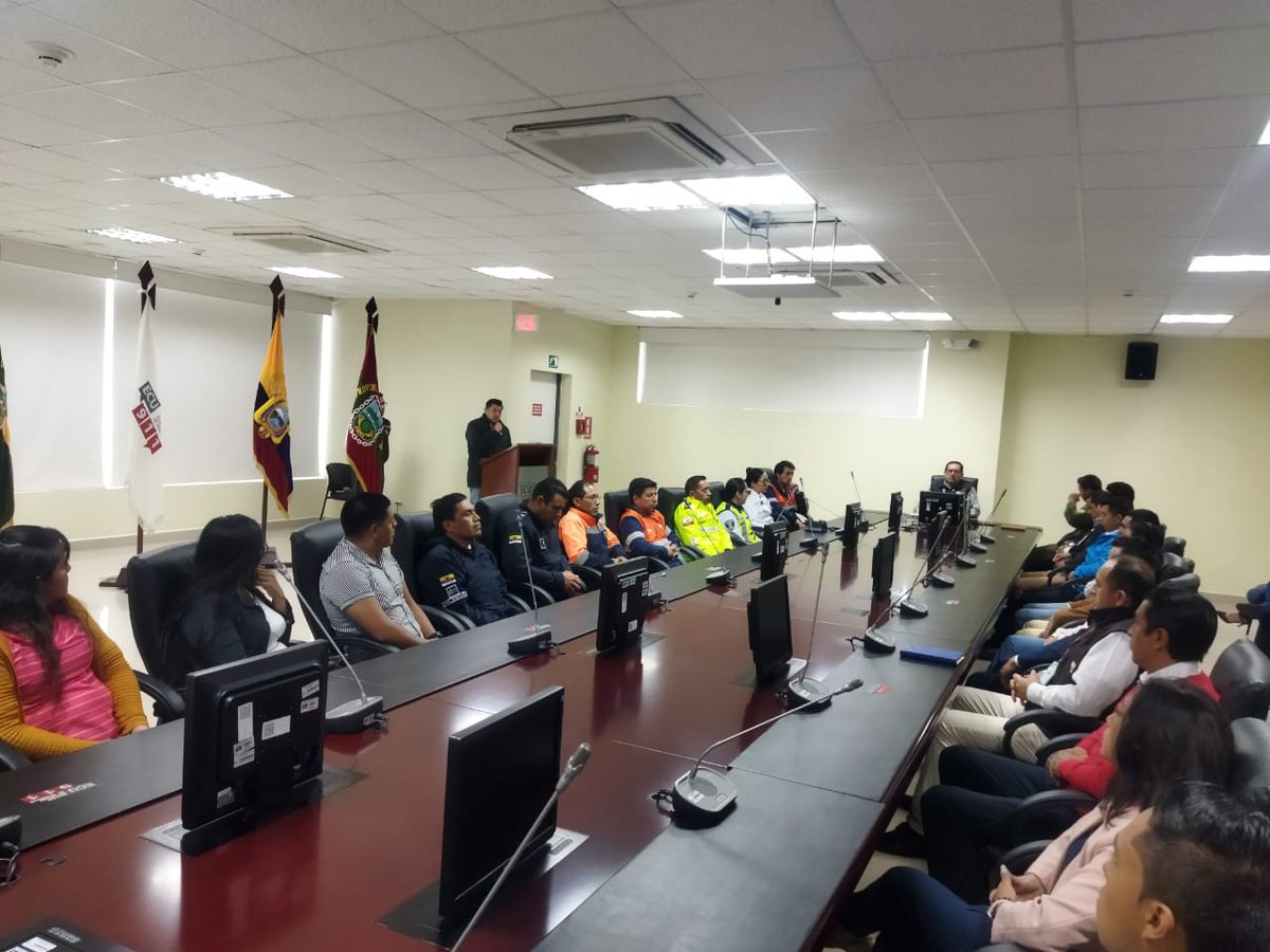 ECU911Ambato's tweet photo. [IMPORTANTE]

El Centro Zonal #ECU911 #Ambato a través del #CZ3, @UvidiaJorge la entrega de reconocimientos bimensuales al personal operativo y de instituciones articuladas que se destacaron en sus labores en la atención y coordinación de emergencias.

#911EsMásQueUnNúmero https://t.co/5nB7N7u7vb
