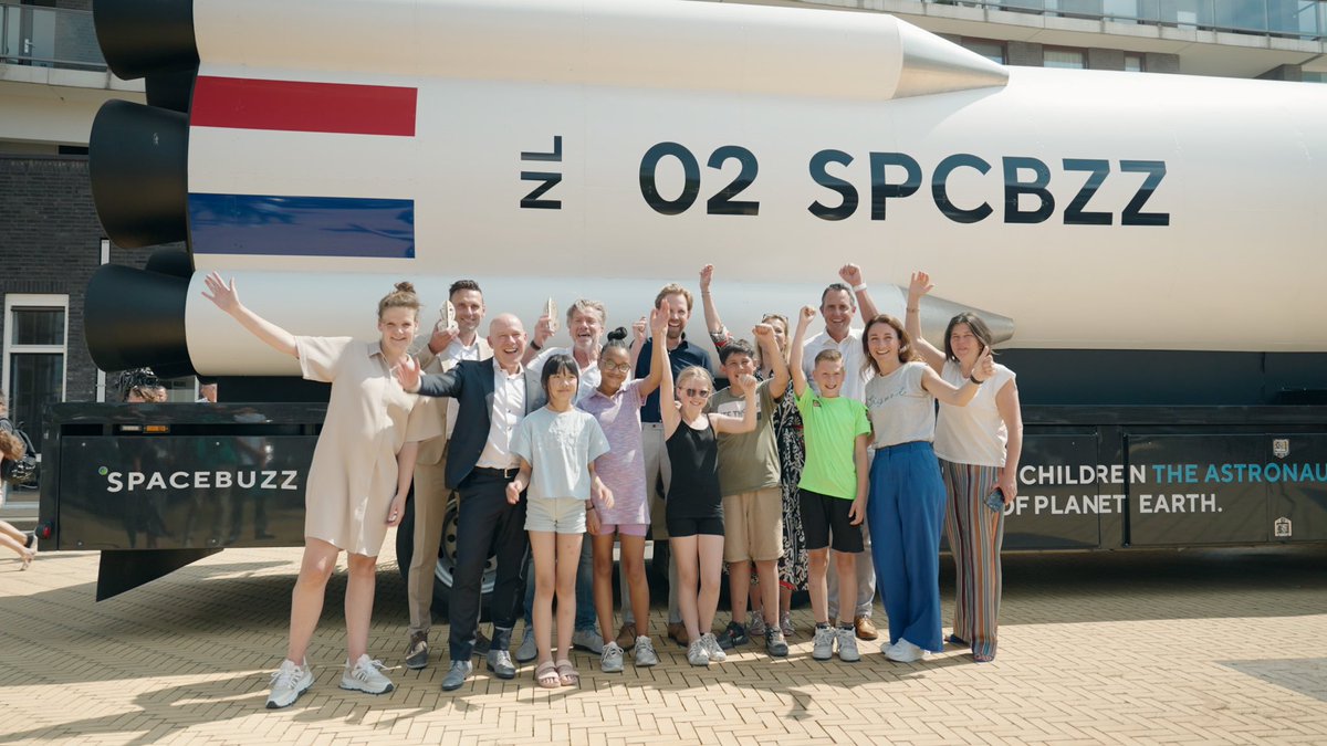 Zelf een raket in elkaar sleutelen 🚀. Het kan zomaar als je op school kiest voor de techniek. Ik was in Kerkrade, waar scholieren dankzij @SpacebuzzO in een raket les kregen over de ruimte en over techniek. Met hulp van niemand anders dan @astro_andre 🙏.