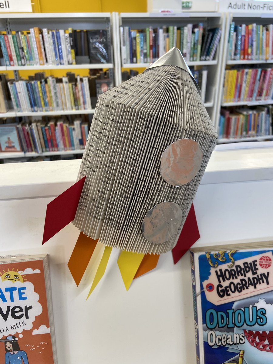auntyemily's tweet image. Lovely to be at @AyeWrite #weewrite last week to meet nurseries and schools for ‘Tell me about… Plants’ events at @GlasgowLib Mitchell library and Castlemilk library 🌱🌱🌱🌱

Karen at Castlemilk showed me how to make  these awesome rockets AND cats - from old books 🚀 🐈‍⬛ 📚