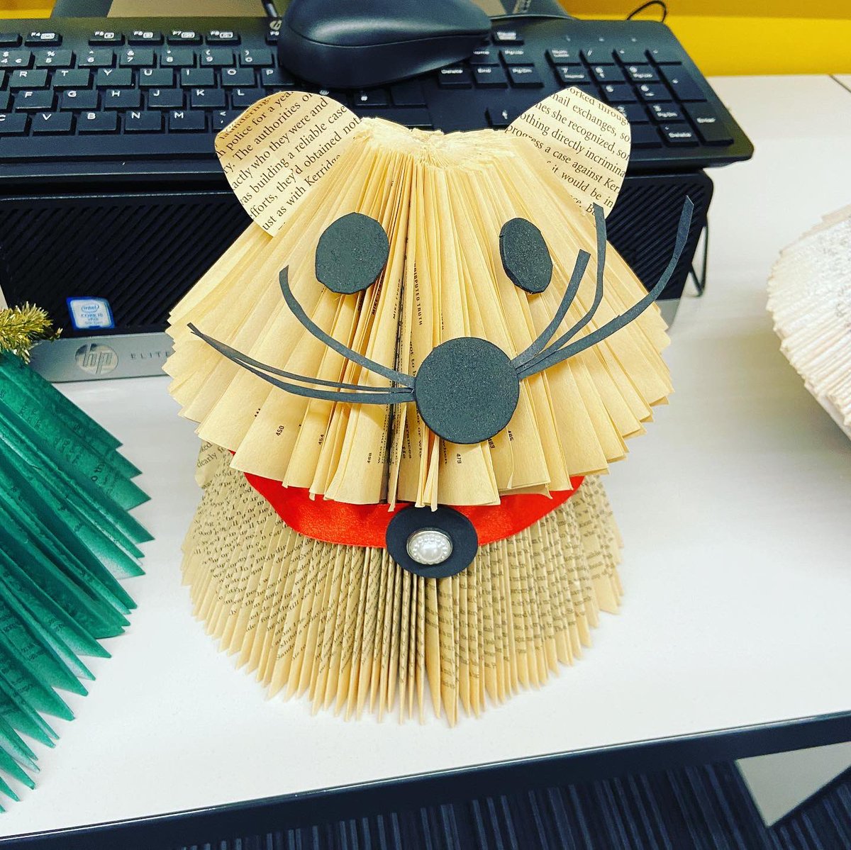 auntyemily's tweet image. Lovely to be at @AyeWrite #weewrite last week to meet nurseries and schools for ‘Tell me about… Plants’ events at @GlasgowLib Mitchell library and Castlemilk library 🌱🌱🌱🌱

Karen at Castlemilk showed me how to make  these awesome rockets AND cats - from old books 🚀 🐈‍⬛ 📚