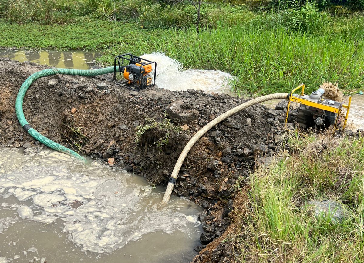 CHONILLOec's tweet photo. En estos momentos, el personal técnico de @EMAPAD_EP y maquinaria están trabajando en la detección de la avería en el acueducto de 800 mm que mantiene interrumpido el servicio de agua en ciertos sectores de la ciudad.

He dispuesto acelerar los trabajos para restablecer el servicio lo más pronto posible.