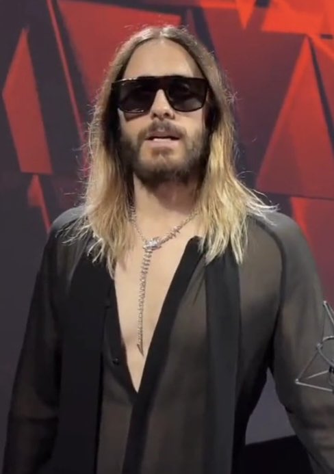 Cmon Jared, why even wear a shirt?? That’s HOT!!  😁❤️🔥🥵
#JaredLeto #echelonfamily #echelon #marsfamily #loveleto #letolove #letomaniac