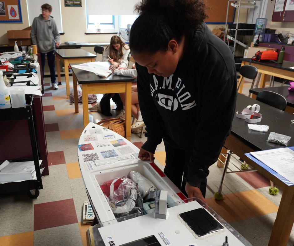 URIGSO's tweet image. ✅ Hatch sealed
✅ Reflective tape applied
✅ Sail attached

Our TMS Miniboat Crew reunited with their #miniboat last week to prepare for launch! The TMS Sea Challenger is being launched into the Gulf Stream off #RVEndeavor this month. Stay tuned for updates! @miniboats #URIGSO