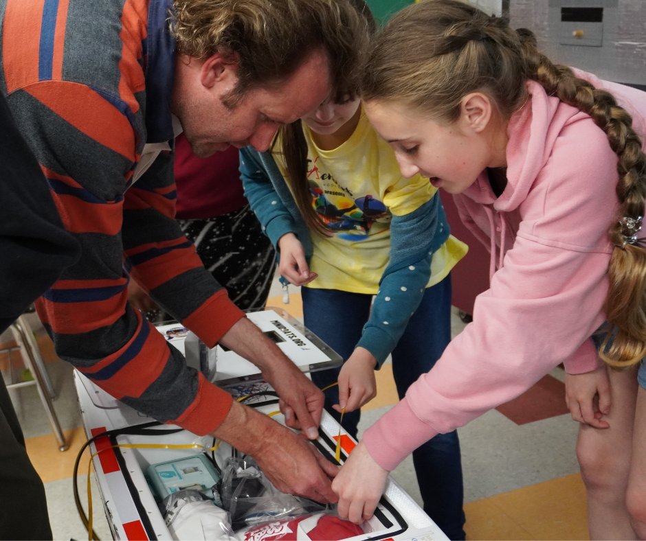 URIGSO's tweet image. ✅ Hatch sealed
✅ Reflective tape applied
✅ Sail attached

Our TMS Miniboat Crew reunited with their #miniboat last week to prepare for launch! The TMS Sea Challenger is being launched into the Gulf Stream off #RVEndeavor this month. Stay tuned for updates! @miniboats #URIGSO