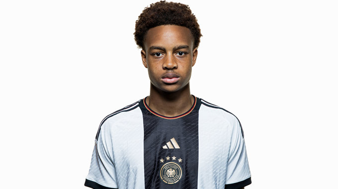 Assan Ouedraogo(2006,CM)
A very, very big talent, probably the biggest talent Schalke has produced in a long time. He is an all rounder, has both amazing technical attributes and physical attributes. His contribution to the German U17 Euro Win was very massive.