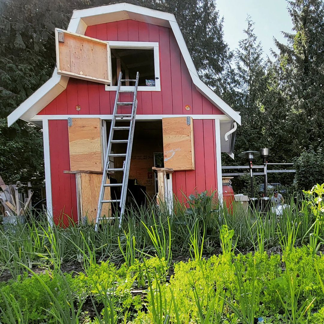 SCComFoundation's tweet image. A tool library is coming to the Coast! 💛 Offering high-quality equipment for farming, gardening, food production, preservation & education. Follow along with @onestrawsociety for upcoming open house sessions & learn how you can join 👩🌾 #sunshinecoastbc #foodsecurity #toollibrary