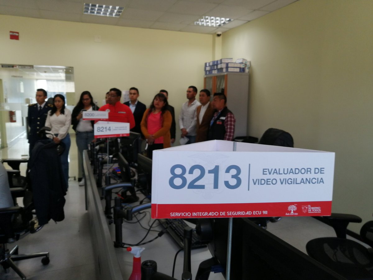 ECU911Ambato's tweet photo. #VinculaciónECU911

Familiares de los servidores destacados del #ECU911 #Ambato e instituciones articuladas, conocieron el trabajo que se realiza para la atención de situaciones de emergencia que se reportan al 9-1-1.

#ECU911SomosTodos https://t.co/YsSSJuy0NS