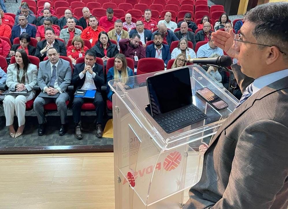 TellecheaRuiz's tweet photo. #12jun Instalamos mesas de trabajo con los 44 presidentes de las Empresas Mixtas @PDVSA para analizar los logros y las metas por cumplir en este primer semestre del año.

¡La planificación es vital para alcanzar los objetivos productivos trazados!
@NicolasMaduro
@delcyrodriguezv https://t.co/EpRRIA8atZ