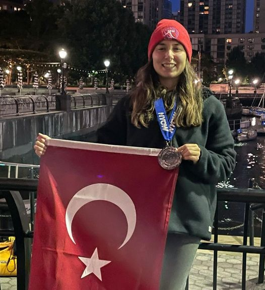 Ultra maraton yüzücüsü Bengisu Avcı, New York’ta tekneden atlayarak suya giren Avcı, 48 kilometre uzunluğundaki Manhattan Adası parkurunu 8 saat 19 dakika yüzerek tamamladı. 
Bengisu Avcı, TripleCrown (Manş, Catalina, Manhattan) yapan ilk Türk sporcu oldu. 🏆🏆🇹🇷🥰