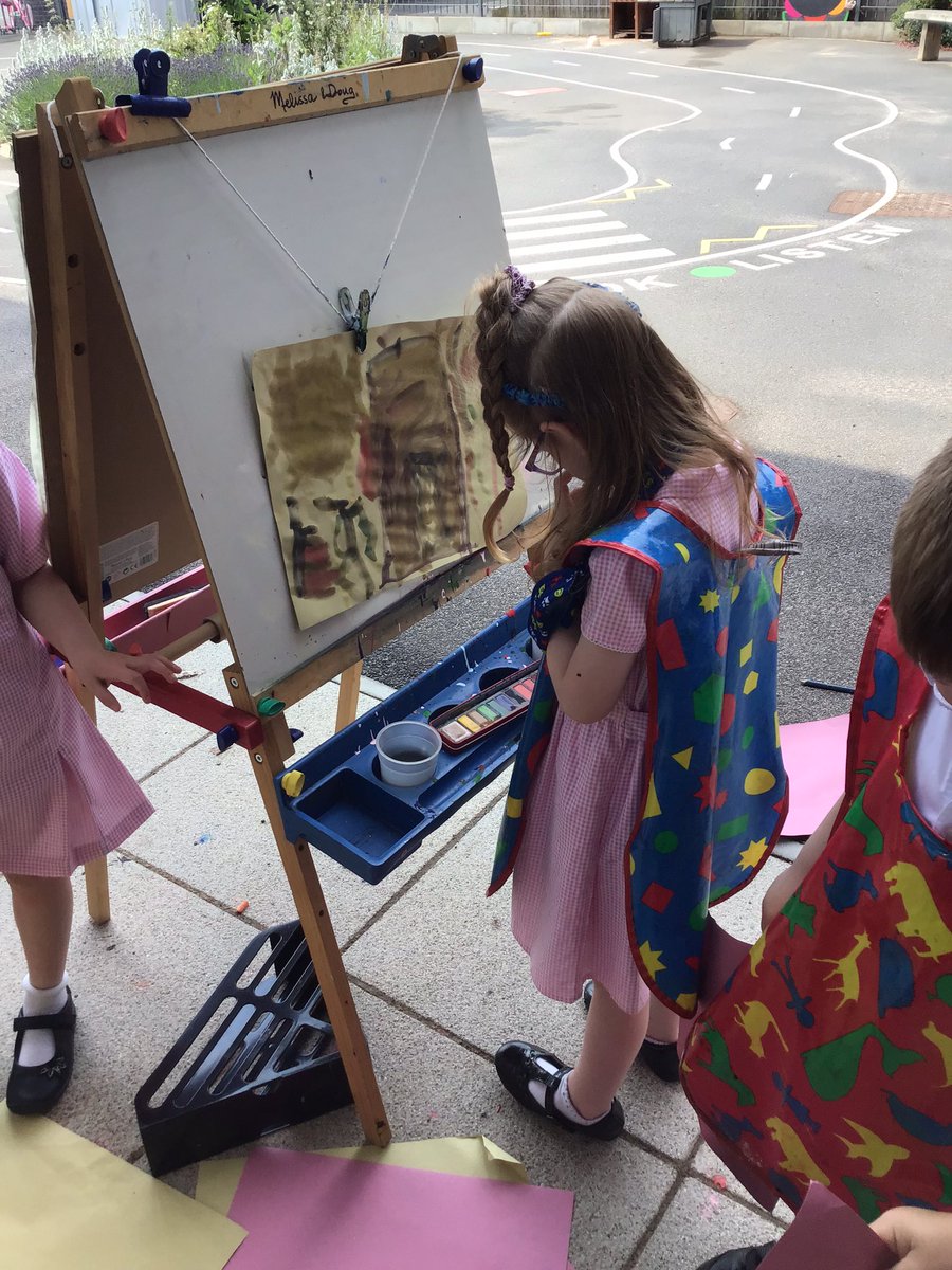 SPMVMrsPrice's tweet photo. 🏠🛖HOUSES AND HOMES 🏘️🏢 This week we are talking about our own homes and learning about different homes. Here are our #RainbowChallenges 🌈 https://t.co/blLLNnOYL9