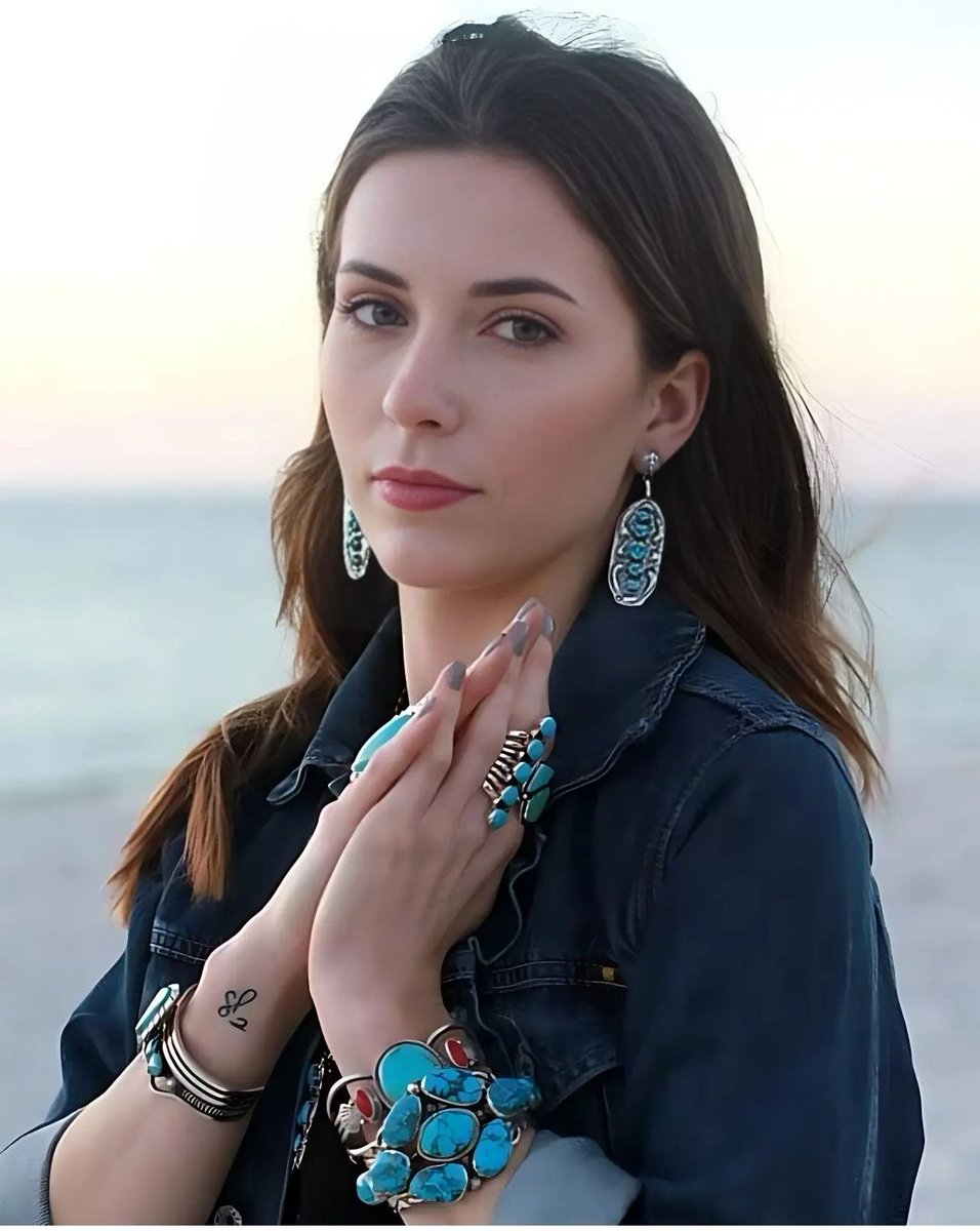 Nativedna2's tweet photo. If you think she is beautiful type ‘Beautiful ❤️🇱🇷🪶
#NativeAmerican #NativeTwitter #nativehistory #nativebeauty #nativeusa @LakotaMan1 https://t.co/IWWMELInzD