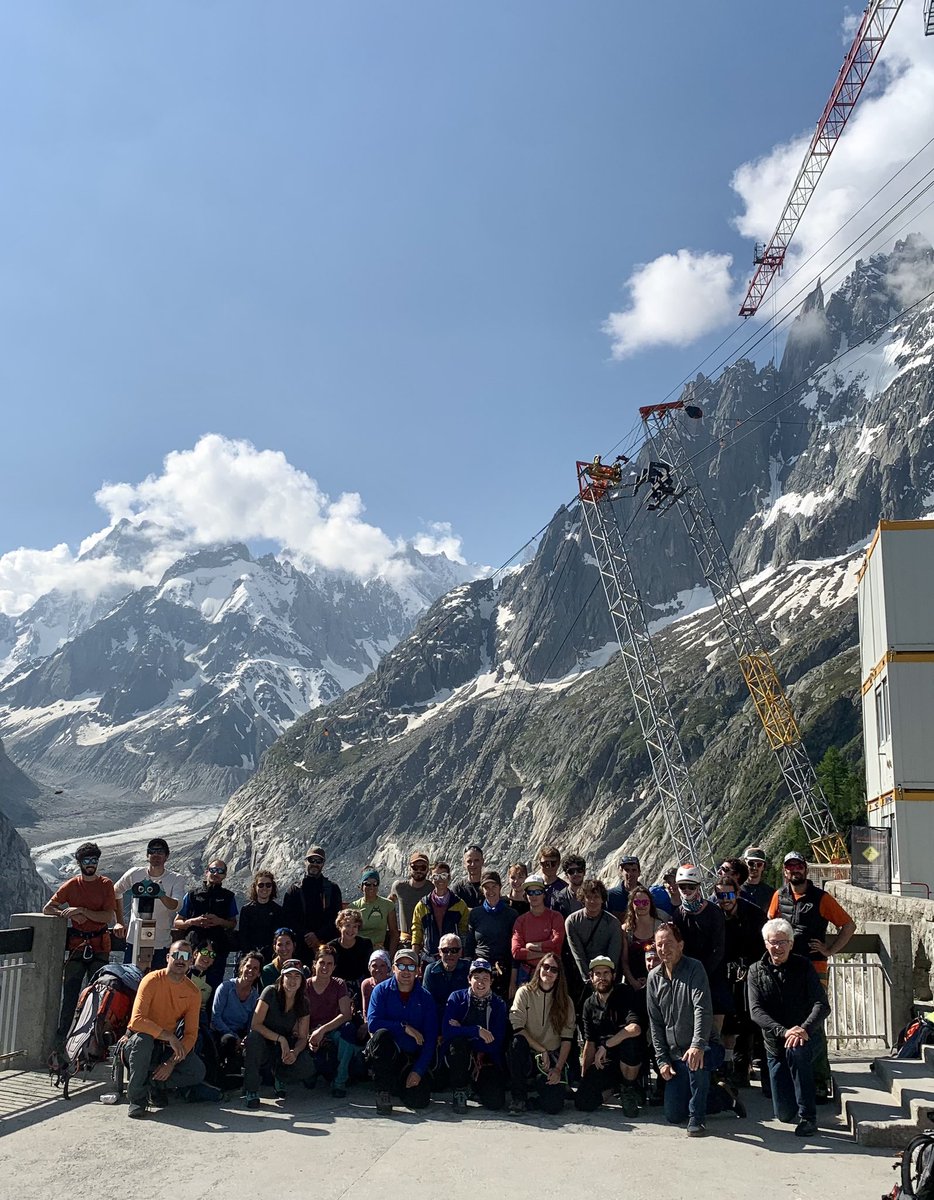 40 participant.e.s en route pour le refuge du Couvercle où se déroule jusqu’à mercredi le 2e #RefugeRemix organisé par <a href="/RefugeLab/">Refuges Sentinelles</a> Refuges Sentinelles avec les encouragements de Claude Jacot, adjoint sécurité et montagne de la ville de #Chamonix