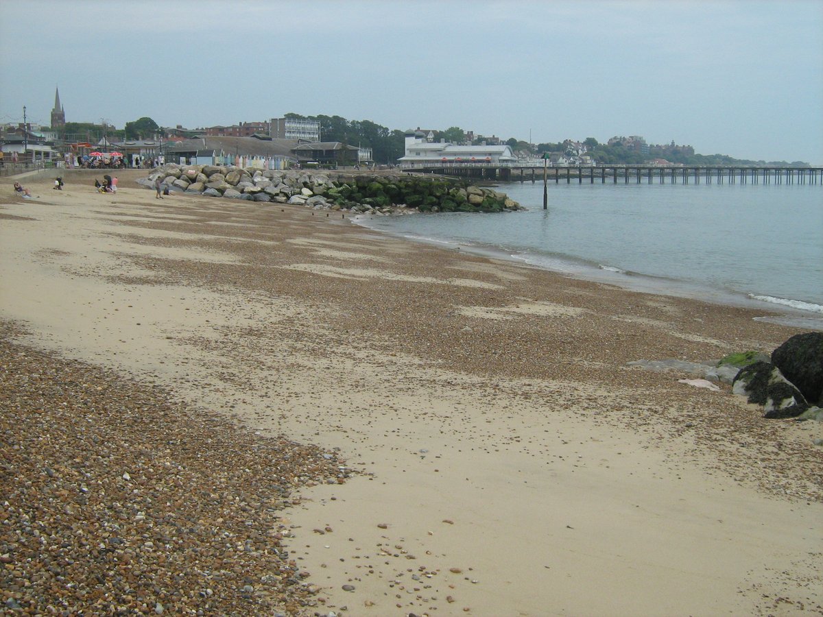 jonnyald's tweet photo. down at Felixstowe beach #lowtide #hottemps #lifesgreat #suffolk #coast https://t.co/xUrce2ezQc