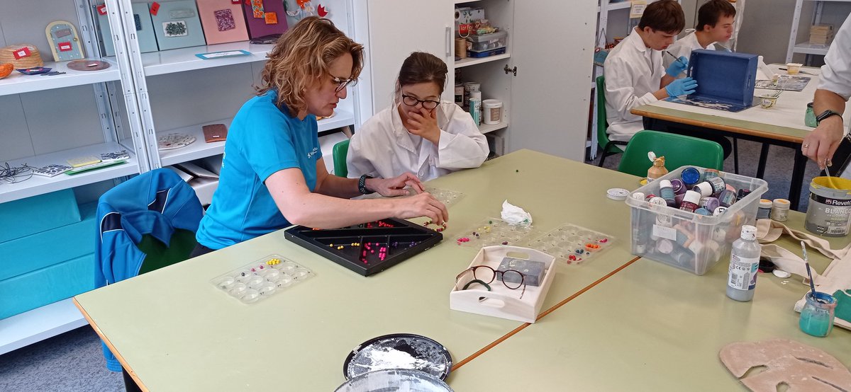 FGarrigou's tweet photo. Hace unos días voluntarios de @caixabank compartieron juegos, actividades deportivas y talleres de Jardinería, Artesanía, Ilustración, etc. con alumnos del @colegiomariacorredentora 

Fue una gran experiencia para todos que esperamos repetir pronto ☺️ https://t.co/D6gWRdN99O