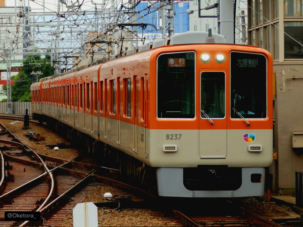 I had lived near Hanshin line for 12years.
Series 8000 is familiar vehicle because I often use this train to go go to cram school when I was a child.
It have passed for 39years since debut.
Dose there vehicles retire in the near future?